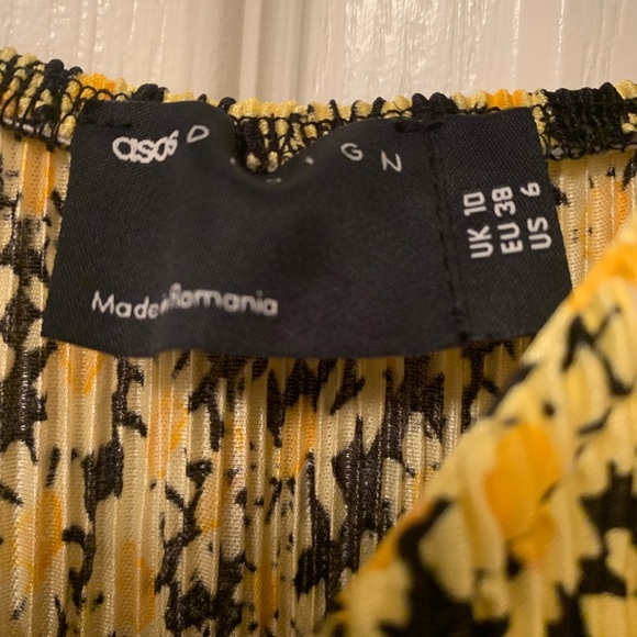 Asos Plisse Strappy Maxi Dress in Yellow Daisy Print - Picture 5 of 5